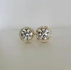 Round diamond stud earrings