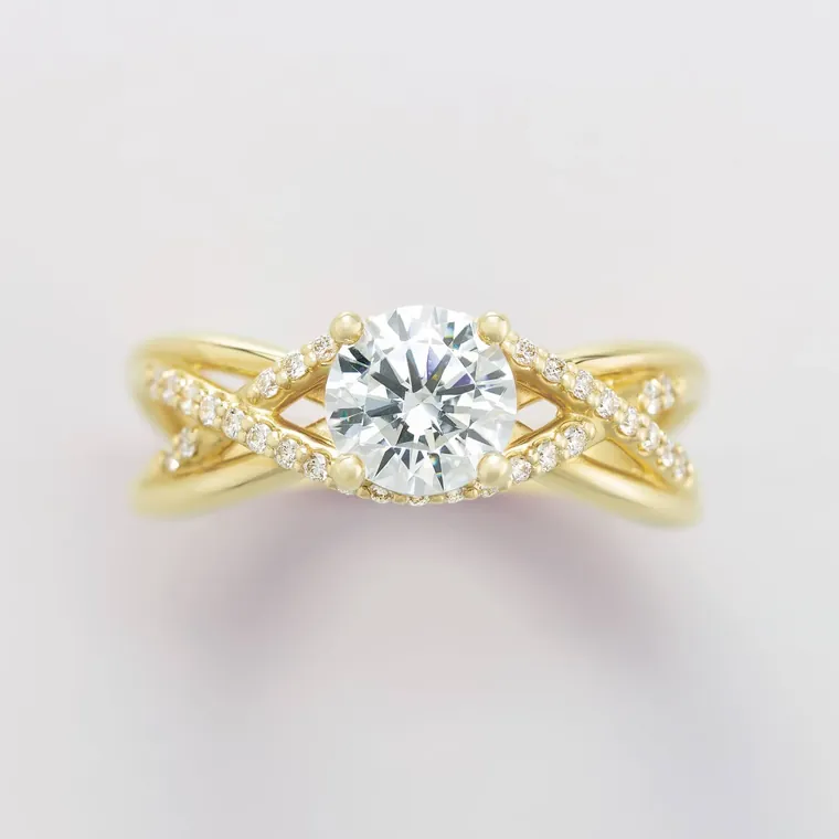 Diamond engagement ring with an intertwined yellow-gold band